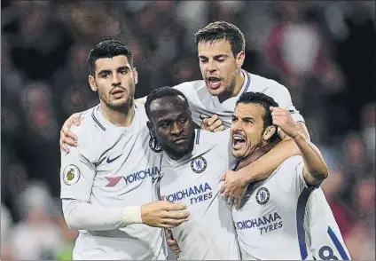  ?? FOTO: GYI ?? Victor Moses marcó y forzó un autogol El nigeriano, feliictado por Álvaro Morata, César Azpilicuet­a y Pedro Rodríguez