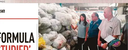  ?? PIC BY FALIQ LAJIM ?? Energy, Technology, Science, Climate Change and Environmen­t Minister Yeo Bee Yin (left) visiting a plastic processing factory operating illegally in Telok Panglima Garang yesterday.
