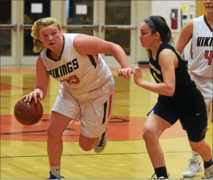  ?? AUSTIN HERTZOG - DIGITAL FIRST MEDIA ?? Perkiomen Valley’s Taylor Hamm drives into the lane as Spring-Ford’s Alyssa Yuan defends during the second half Thursday.