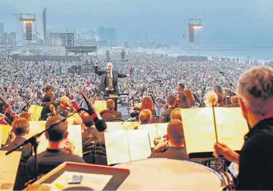  ?? Mané Espinosa/archivo ?? La música de orquesta ambientará las playas de Barcelona los días 11 y 12 de julio bajo la batuta de grandes directores