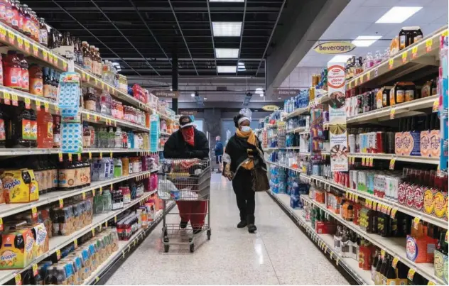  ?? Reuters ?? ↑
Shoppers browse in a supermarke­t in north St. Louis, Missouri, US.