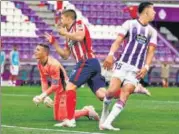  ?? AFP ?? Atletico Madrid's Luis Suarez (C) celebrates after scoring the winner against Valladolid on Sunday.