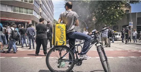  ?? Foto: dpa ?? Fahrradbot­en protestier­en gegen die schlechten Arbeitsbed­ingungen.