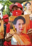  ?? Foto: dpa ?? Anhänger von Aung San Suu Kyi protes‰ tieren in Thailand gegen den Putsch durch die Militärs.
