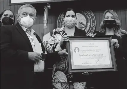  ?? EL DEBATE ?? > Los diputados José Rosario Romero y Roxana Rubio entregan el premio a Dulcina Parra.