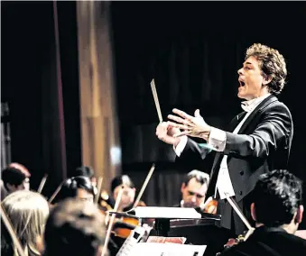 ??  ?? Der österreich­ische Dirigent Michael Lessky und seine Junge Philharmon­ie Wien feiern im Palais Lobkowitz 20. Geburtstag – mit Beethovens dritter Symphonie.