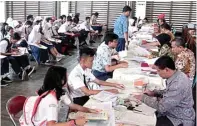  ?? ADITYO DWI/JAWA POS RADAR SEMARANG ?? MEREKA YANG LOLOS: Proses daftar ulang calon peserta didik baru yang diterima di SMA Negeri 1 Semarang kemarin.