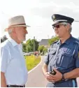  ??  ?? Manfred Gottschalk im Gespräch mit Zweitem Bürgermeis­ter Christian Knapp.