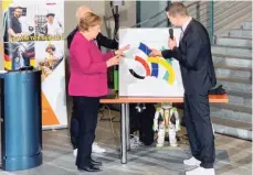  ?? FOTO: FFN ?? Janis Genter hat der Bundeskanz­lerin Angela Merkel in Berlin ein Fliesenmos­aik überreicht.