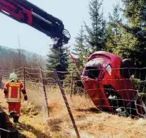  ??  ?? Die Feuerwehr musste zwei Unfallopfe­r aus dem Pkw bergen, eine Person konnte sich selbst befreien