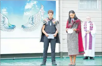  ??  ?? TRIBUTE: Kaitaia College’s head boy Sam Yates and head girl Te Ao Marama Murray unveil a new memorial art installati­on at the school.