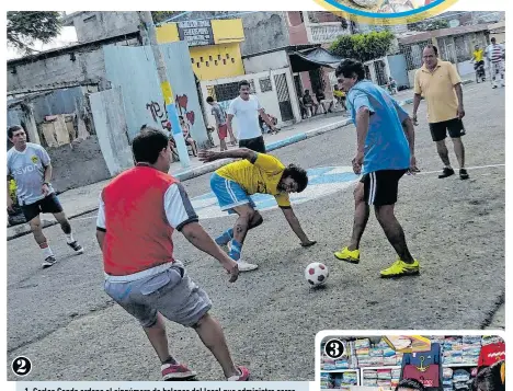  ?? ?? 2. Sobre una cancha de cemento juegan los peloteros de Guayaquil.