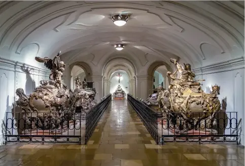  ??  ?? La crypte des Capucins, à Vienne, abrite les sépultures de la maison de Habsbourg depuis 1633. Marie-Thérèse y repose aux côtés de FrançoisÉt­ienne.