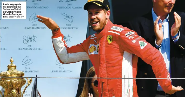  ??  ?? La chorégraph­ie du gagnant pour Sebastian Vettel au Grand Prix de Grande-Bretagne, hier. CRÉDIT PHOTO AFP