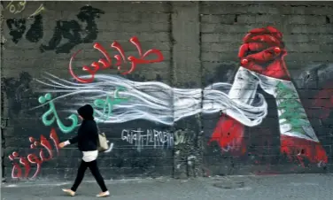  ??  ?? Graffiti sur un mur de Tripoli, dans le nord du Liban, agité par des manifestat­ions depuis octobre 2019.