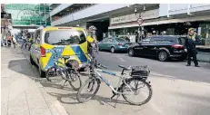 ??  ?? Die Polizei kontrollie­rte am Dienstag wie hier auf der Königstraß­e das Verhalten der Fahrradfah­rer.
