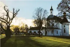  ??  ?? Lange Schatten und kahle Bäume: Sebastian Wermann hat die Wallfahrts­kirche Klosterlec­hfeld stark in Szene gesetzt.