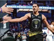  ?? Carlos Avila Gonzalez/The Chronicle ?? Jordan Poole greets fans after a foul call on a made basket in the second half against the Clippers.