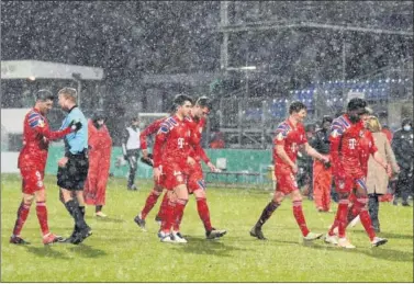  ??  ?? Los jugadores del Bayern se marchan cabizbajos al túnel de los vestuarios tras ser eliminados.