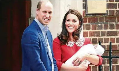  ??  ?? Um . Uhr, knapp sieben Stunden nach der Geburt, zeigten sich Prinz William und Herzogin Kate mit ihrem Baby-Prinzen.
Fotos: Jack Taylor/Getty Images; Hannah McKay/Reuters