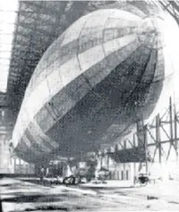  ??  ?? ●● A Zeppelin L21 airship similar to the one which bombed Rossendale in September 1916