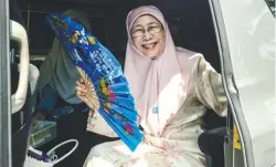  ??  ?? Wan Azizah arriving to meet residents of Bukit Naning, Muar.