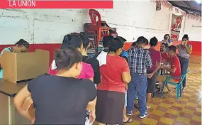  ??  ?? Miembros del FMLN hacen fila en La Unión para poder presentar su documentac­ión y emitir el voto en las elecciones internas para candidato presidenci­al.