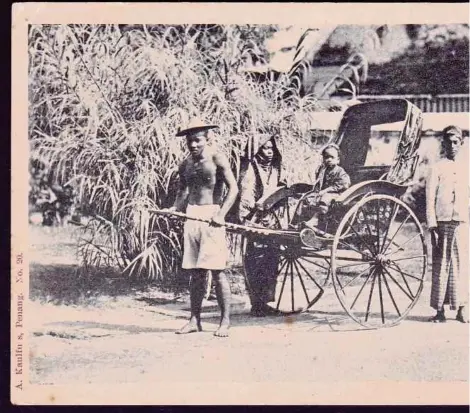  ?? PIX COURTESY OF ALAN TEH LEAM SENG ?? A 1902 postcard produced by German photograph­er August Kaulfuss showing a Penang rickshaw puller with his passengers.