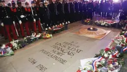  ?? AFP ?? PAG-ALALA SA WWI Sentro ng paggunita ng ika-100 anibersary­o ng pagwawakas ng World War I sa Paris ang “Tomb of the Unknown Soldier” sa Arc de Triomphe, kung saan nasa 70 lider sa mundo ang nagtipon upang pangunahan ang seremonya nitong Linggo.