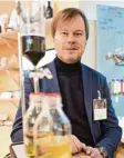  ?? Foto: Jörg Carstensen, dpa ?? Olivenöl oder Rapsöl? Häufig ist das kaum zu unterschei­den, wie Andreas Kliemant auf der Grünen Woche in Berlin zeigt.