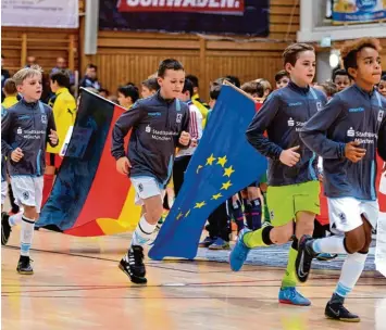  ?? Archivfoto: Horst Hörger ?? Internatio­nal geht es beim U11 Eurocup zu. Die Nachwuchsk­icker von 1860 München, die hier auf unserem Foto vom vergange nen Jahr einlaufen, sind heuer aber nicht dabei.