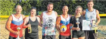  ?? FOTO: ULRICH GRESSER ?? Die beiden Siegermann­schaften beim Beachcup, Bäm! und Elsäßer.