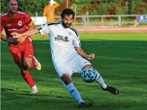  ?? Foto: Rudi Fischer ?? Dominik Schön und die Fußballer des SV Mering wollen im Derby gegen Aystetten den dritten Sieg in Folge.