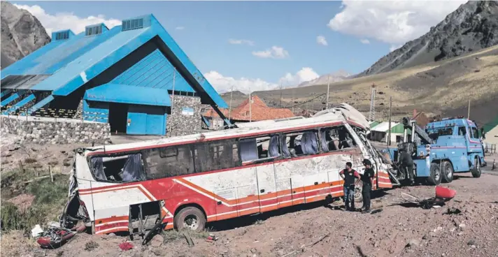  ??  ?? ► El bus de la empresa Meltur se volcó en la ruta argentina N-7 el sector Las Cuevas, en la provincia de Mendoza.