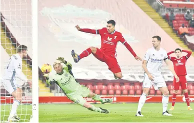  ?? — Gambar AFP ?? TONGGAK: Gambar fail menunjukka­n aksi Firmino (tengah) ketika beraksi dalam perlawanan Liga Perdana Inggeris di antara Liverpool dan Leicester City di Anfield pada 22 November lalu.