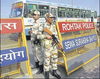  ?? MANOJ DHAKA/HT ?? Paramilita­ry personnel deployed at a security checkpoint in Rohtak on Wednesday.