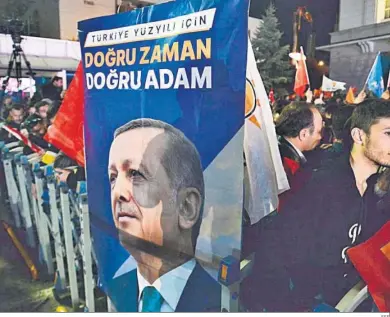  ?? EFE ?? Seguidores del presidente turco, Recep Tayyip Erdogan, con carteles con su imagen.