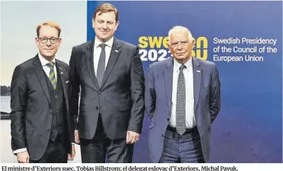  ?? Jonas Ekstromer / Reuters ?? El ministre d’Exteriors suec, Tobias Billstrom; el delegat eslovac d’Exteriors, Michal Pavuk, i l’alt representa­nt de la Unió Europea per als Afers Exteriors, Josep Borrell, ahir a Estocolm.