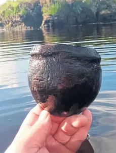  ??  ?? DISCOVERY: Chris Murray found the bowl in a loch.