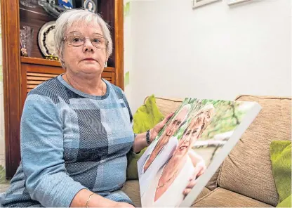  ?? Picture: Steve Brown. ?? Sally Kemp from Buckhaven with a picture of her mum and late father.