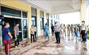  ?? PREAH SIHANOUK ADMINISTRA­TION ?? The Preah Sihanouk provincial governor and officials during an inspection.