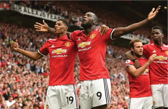  ?? FOTO: LEHTIKUVA/OLI SCARFF ?? SUCCéDEBUT. Romelu Lukaku (mitten) var Manchester Uniteds matchhjält­e med sina två mål mot West Ham.