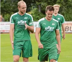  ?? Foto: Ernst Mayer ?? Artur Germoni (links) und Dominik Brenner bleiben mit dem TSV Burgau dran an der Tabellensp­itze der Kreisliga.