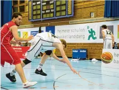  ?? Archivfoto: Julian Leitenstor­fer ?? Auch in Bad Aibling müssen die Landsberge­r Basketball­er (im weißen Trikot Lorenz Schwingham­mer) arg dezimiert antreten.