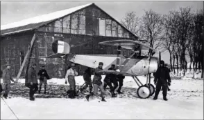  ?? SHD ?? Le même avion peu avant, à sa sortie du hangar. Édouard Corniglion est devant l’hélice.