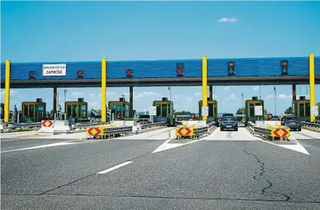  ?? FOTO ČTK ?? Na mýtné bráně na dálnici A2 u chorvatské­ho města Zaprešić nedaleko Zábřehu vás žádné velké zdržení nečeká