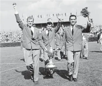  ?? ?? Zleva Svatopluk Pluskal, Josef Masopust a Ladislav Novák s pohárem na Strahově po návratu z Chile v roce 1962.
