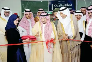  ??  ?? أمير الرياض يقص شريط افتتاح ملتقى االستقدام. (عكاظ)