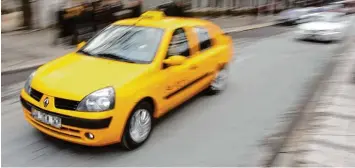  ?? Foto: Felix Heyder, dpa ?? Taxifahrer gelten in Istanbul oft als Halsabschn­eider. Dabei bleibt ihnen wegen des wirtschaft­lichen Drucks oft kein anderer Aus weg, als im Geschäft mit Ellenbogen vorzugehen.