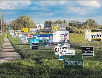  ?? JULIE JOCSAK THE ST. CATHARINES STANDARD ?? Election signs line Portage Road in Niagara Falls Tuesday.